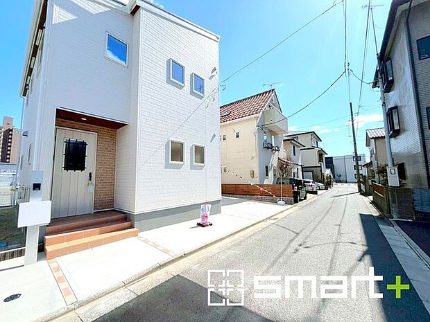 ~閑静な住宅街の立地~ ・周辺は閑静な住宅街となっておりますので、静かな暮らしをご実現いただけます。 ・前面道路の交通量も多くないので、小さなお子様がいるご家庭でもご安心ですね。