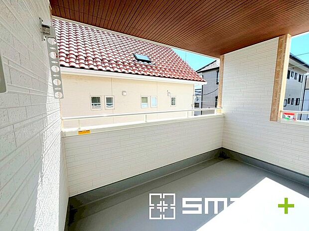 ~屋根付きのバルコニー~ ・バルコニーは屋根付きなので急な雨でも安心です。 ・奥行きもあるので洗濯物が干しやすいのも嬉しいポイントですね。
