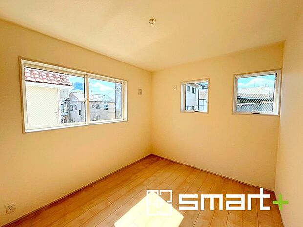 ~2面採光の明るいお部屋~ ・洋室は2面採光とする事で穏やかな陽の入る明るい空間となっております。 ・くつろぎのプライベート時間を明るい空間で穏やかにお過ごしいただけます。