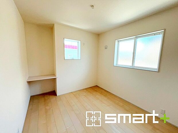 ~自然な風合いの洋室~ ・ナチュラルな色彩で纏められた洋室は家具のコーディネートもしやすくなっております。 ・どんな家具にするか考えるだけでも楽しくなってきますね。