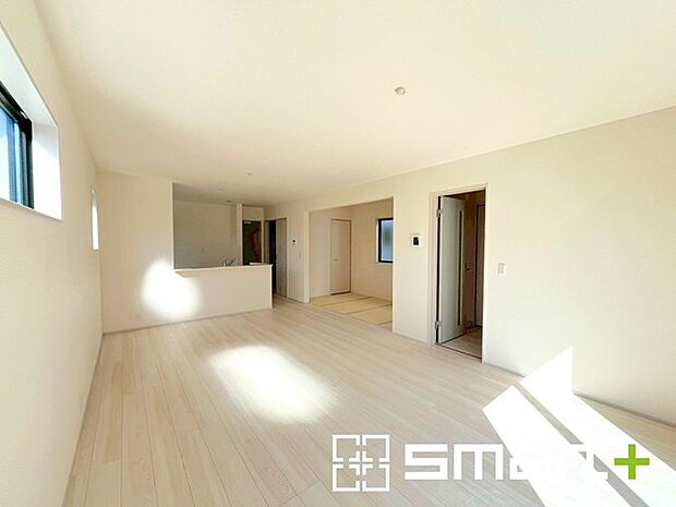 ~ゆとりある広さのLDK~ ・穏やかな陽だまりに包まれる居心地の良いLDKは、ご家族が自然と集まる憩いのスペースになりそうですね。 ・4帖分の畳コーナーと合わせて22帖の広々空間に。