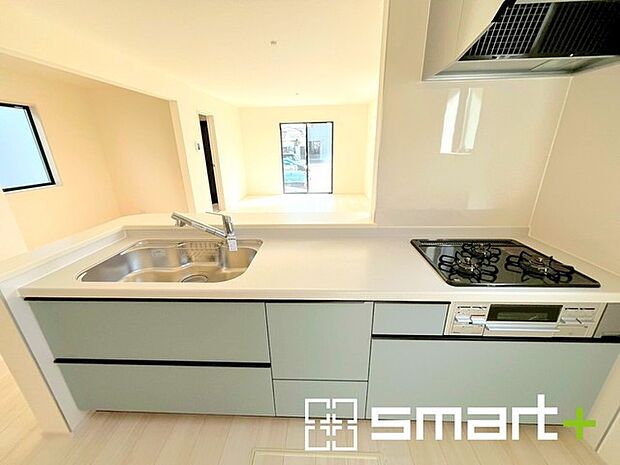 ~人気のカウンターキッチン~ ・キッチンには余計な柱が無いので、リビングが見渡せ開放感のある造りとなっております。 ・蛇口には浄水器が内蔵されるなど機能面でも優れたキッチンです。