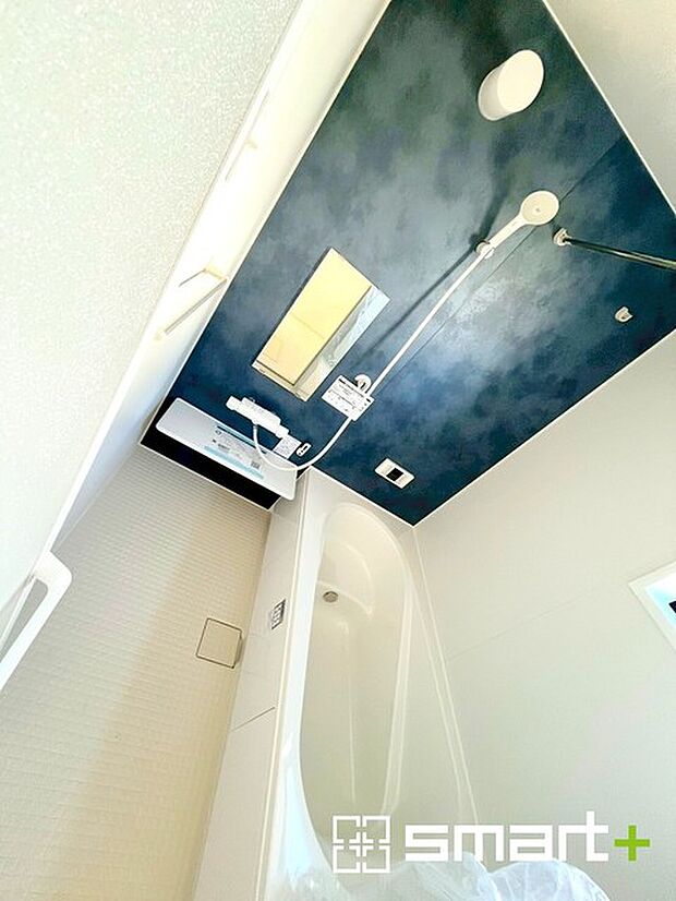 ~浴室乾燥機付きの浴室~ ・浴室には乾燥機が付いているので雨の日でも洗濯物を干すことが可能です。 ・水はけの良い床材など機能面も充実。マイクロバルなどオプションもご相談くださいませ。