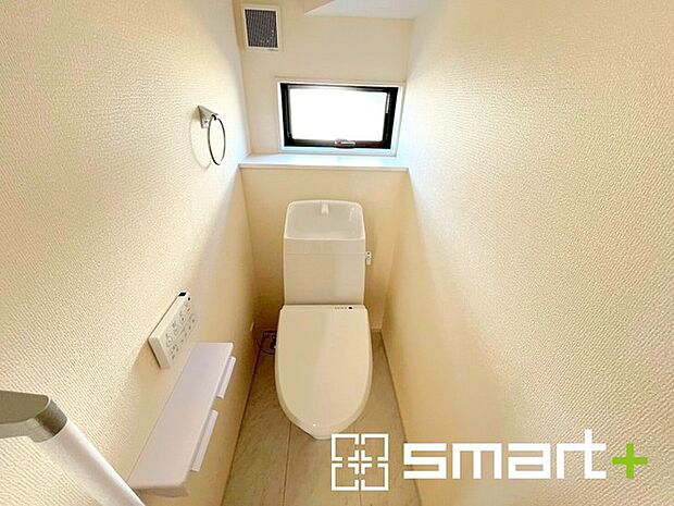 ~小窓付きの明るいトイレ~ ・使用後や掃除の際には新鮮な空気を取り込み換気ができます。 ・背面のスペースにちょっとした棚を設置すれば、トイレットペーパーのストックなども置けますね。