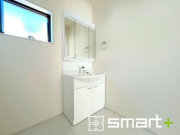 ~明るい洗面スペース~ ・窓から明るい陽が入り、気持ちよく朝の支度ができますね。 ・使い勝手の良い三面鏡タイプのシャワー付き洗面化粧台。鏡の裏に収納があるので洗面台周りもスッキリ。