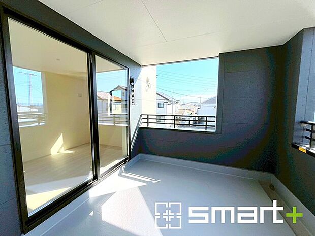 ~屋根付きのバルコニー~ ・バルコニーは屋根付きなので急な雨でも安心です。 ・奥行きもあるので洗濯物が干しやすいのも嬉しいポイントですね。