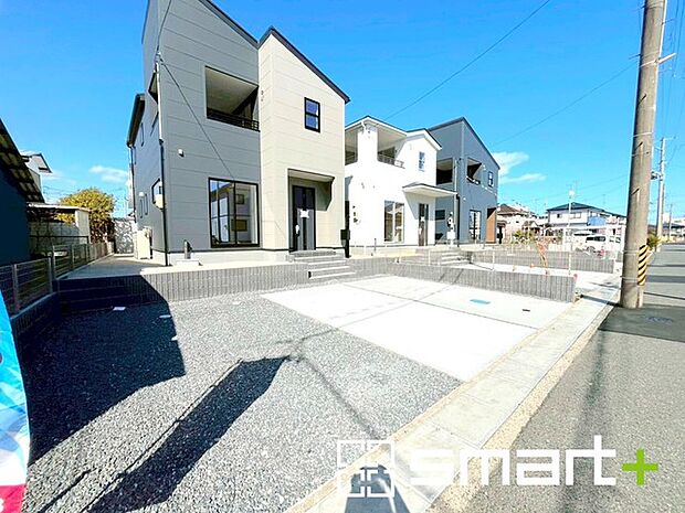 ~ゆとりあるカースペース~ ・セカンドカーや来客時にも困らないカースペース3台分は並列駐車可能でお車の出し入れもラクラク。 ・カーポートなどのオプションもお気軽にご相談くださいませ。