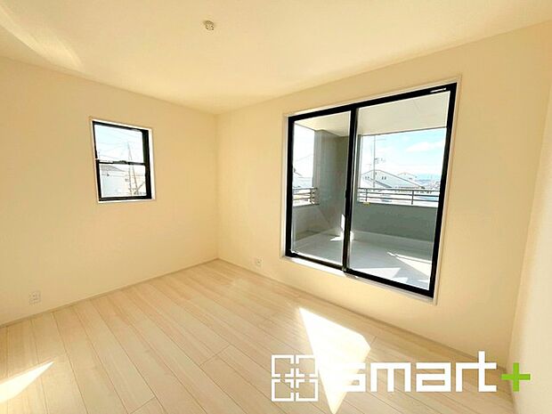 ~明るく暖かな光が差し込む洋室~ ・大きな窓からたっぷりの光が舞い込み、お部屋全体を優しく包み込んでくれます。 ・大容量の収納スペースで整理整頓しやすく、生活空間が広がりますね。