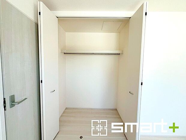 ~収納豊富な洋室~ ・各居室に備え付けの収納をご用意。タンスなどを置く場合と比べ出っ張らないので部屋の中を有効のご活用いただけます。 ・収納の広さなどぜひ現地でご確認くださいませ。