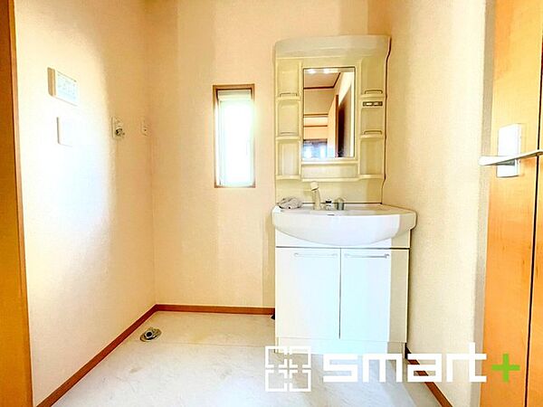 ～シャワー付き洗面台を採用～ ・洗面台の蛇口がホースで伸びシャワーとしてご利用可能。 ・朝の寝ぐせ直しなどにシャワーを使いたい時、洗面台の掃除をする際にも便利にお使いいただけますよ。