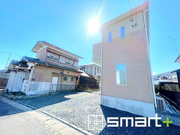 ～閑静な住宅街の立地～ ・周辺は閑静な住宅街となっておりますので、静かな暮らしをご実現いただけます。 ・前面道路の交通量も多くないので、小さなお子様がいるご家庭でもご安心ですね。