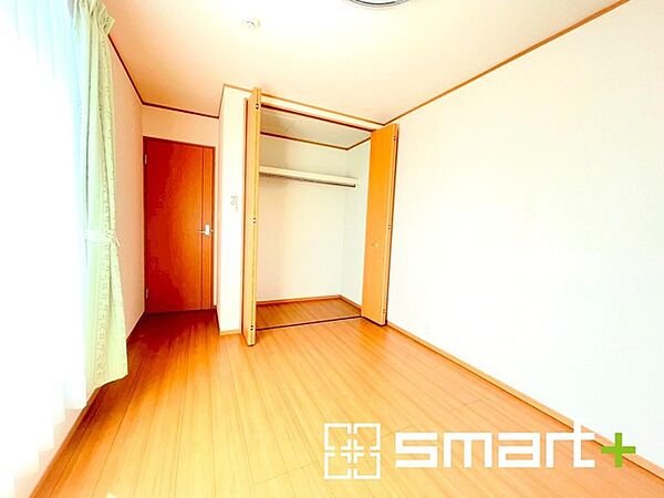 ～収納豊富な洋室～ ・各居室に備え付けの収納をご用意。タンスなどを置く場合と比べ出っ張らないので部屋の中を有効のご活用いただけます。 ・収納の広さなどぜひ現地でご確認くださいませ。