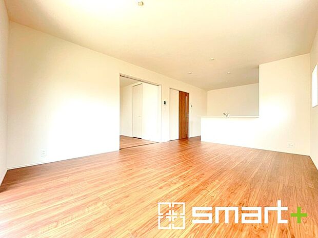 ~家族団らんにピッタリの広々リビング~ ・自然の光が降り注ぐ明るいLDKは家族団らんにピッタリ。 ・隣接の洋室を続き間として利用すれば20帖超の広々空間になります。