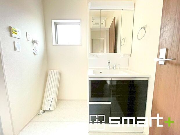 ~明るい洗面スペース~ ・窓から明るい陽が入り、気持ちよく朝の支度ができますね。 ・使い勝手の良い三面鏡タイプのシャワー付き洗面化粧台。鏡の裏に収納があるので洗面台周りもスッキリ。