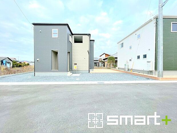 ~十分な広さのある前面道路~ ・前面道路は約6mございますので、お車でのすれ違いも楽々で余計なストレスがかかりません。 ・日々お車での移動が多い方には大切なポイントですね。