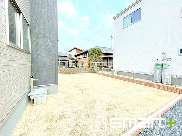 ~お庭もある余裕の敷地~ ・広々した敷地にはお庭もご用意。お庭があるだけで余裕を感じますね。 ・防草シートや人工芝の敷設などのオプションもお気軽にご相談くださいませ。