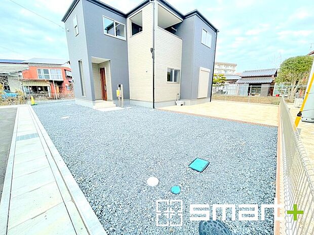 ~ゆとりあるカースペース~ ・セカンドカーや来客時にも困らないカースペース3台分。物置や駐輪スペースなどにも利用できますね。 ・カーポートなどのオプションもお気軽にご相談くださいませ。