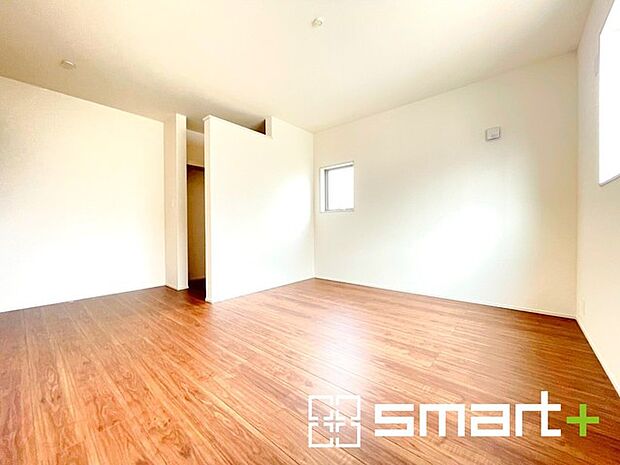 ~バルコニーに面した洋室~ ・バルコニー側の大きな窓から穏やかな陽が差し込む明るい洋室はウォークインクローゼット付。 ・ゆとりある広さでご夫婦やご兄弟でもゆったりお過ごしいただけます。