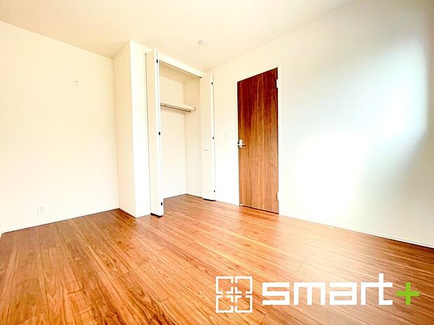 ~収納豊富な洋室~ ・各居室に備え付けの収納をご用意。タンスなどを置く場合と比べ出っ張らないので部屋の中を有効のご活用いただけます。 ・収納の広さなどぜひ現地でご確認くださいませ。