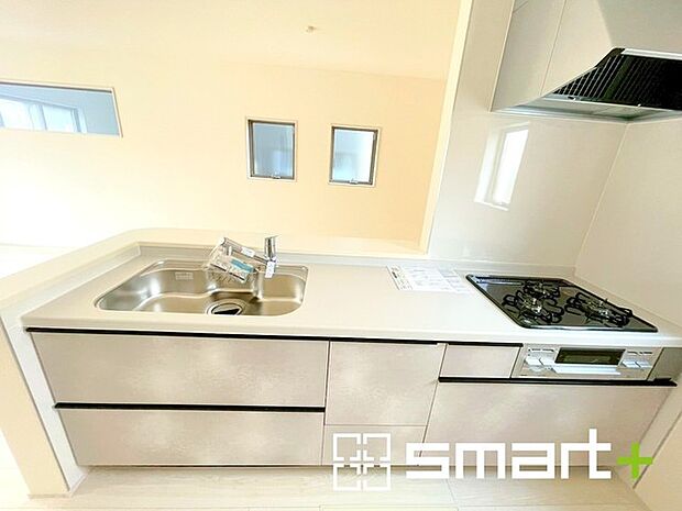 ~人気のカウンターキッチン~ ・キッチンには余計な柱が無いので、リビングが見渡せ開放感のある造りとなっております。 ・蛇口には浄水器が内蔵されるなど機能面でも優れたキッチンです。