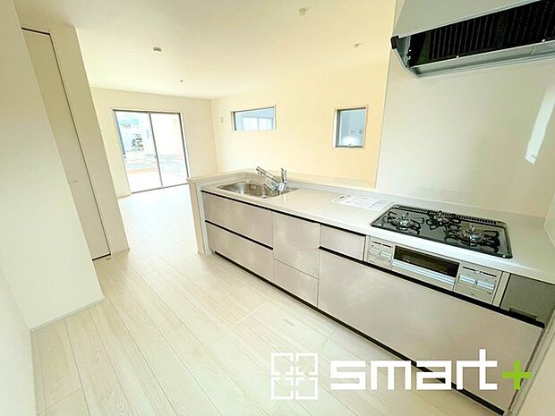 ~使い勝手の良いシステムキッチン~ ・料理がしやすい設計のキッチンでお料理もはかどりますね。 ・もちろんキッチン下部は収納になっておりますので、フライパンなども収納可能です。