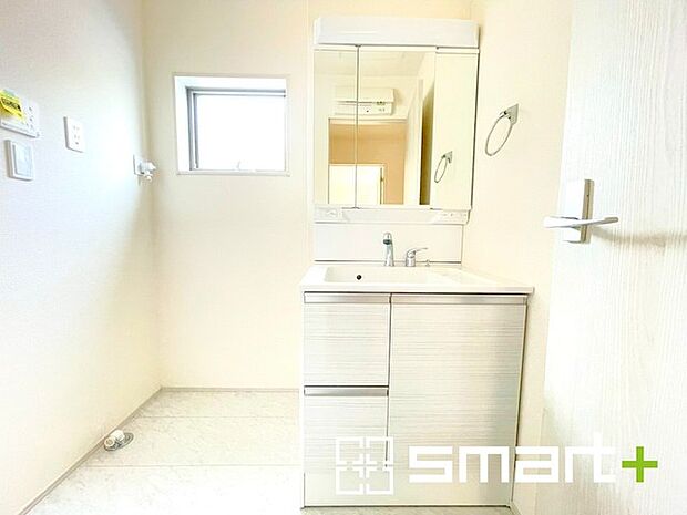 ~明るい洗面スペース~ ・窓から明るい陽が入り、気持ちよく朝の支度ができますね。 ・使い勝手の良い三面鏡タイプのシャワー付き洗面化粧台。鏡の裏に収納があるので洗面台周りもスッキリ。