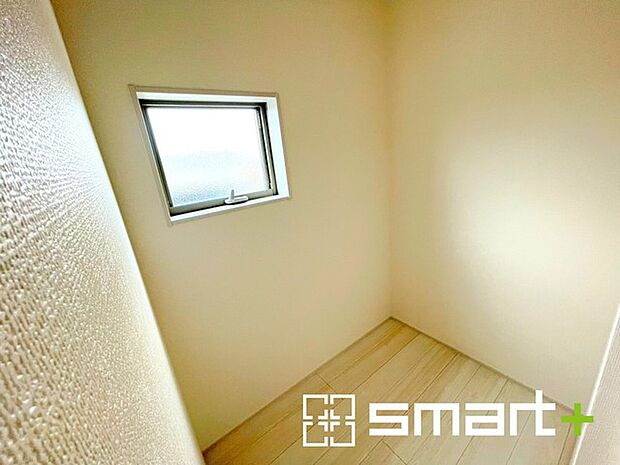 ~広々した「納戸」をご用意~ ・本来の用途である収納としてはもちろん、テレワークスペースとしてもご利用可能な納戸をご用意。 ・広さの感覚など、ぜひ現地でご体感くださいませ。