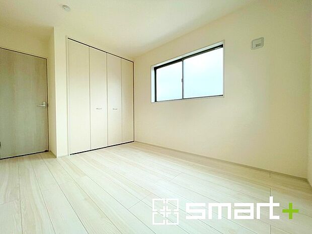 ~2面採光の明るいお部屋~ ・洋室は2面採光とする事で穏やかな陽の入る明るい空間となっております。 ・くつろぎのプライベート時間を明るい空間で穏やかにお過ごしいただけます。