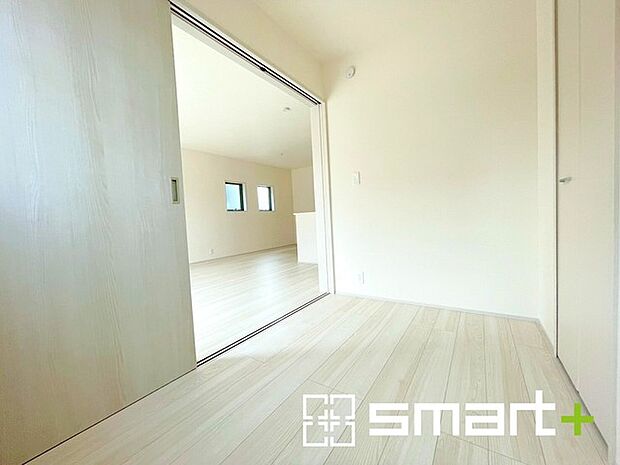 ~リビング横の洋室~ ・リビング横には開放感をプラスしてくれる洋室。収納スペース付きで寝室にもお使いいただけます。 ・お子様のプレイルームやお昼寝、趣味のお部屋など、用途様々ですね。