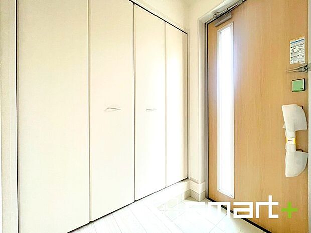 ~穏やかな陽が入る玄関~ ・玄関ドアにガラス部分を設ける事で穏やかな陽の入る玄関になります。 ・備え付けのシューズボックスはたっぷりしまえて玄関がスッキリ片付きますね。