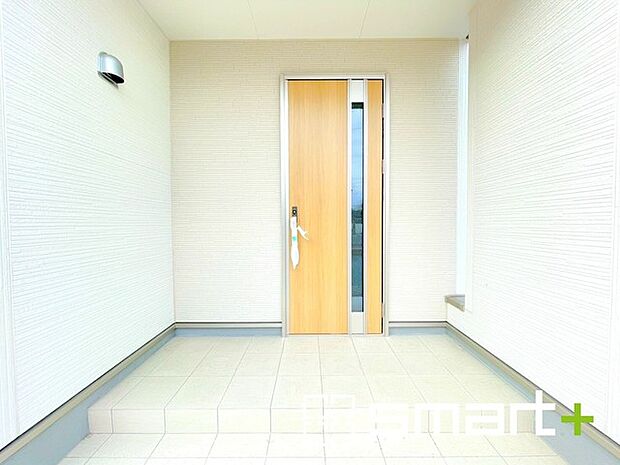 ~お住まいの顔「玄関」~ ・木のぬくもりを感じる木目調の玄関ドアで暖かみのある玄関に。 ・来客時に誰が来たかすぐにわかるモニター付きのインターフォンは防犯対策にもなります。