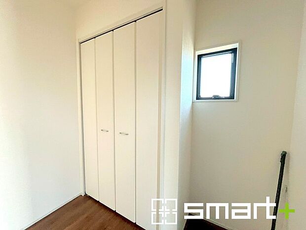 ~圧迫感のない明るい玄関~ ・窓に加えて玄関ドアのガラス部分からも穏やかな陽が入り、明るい玄関になります。 ・備え付けのシューズボックスはたっぷりしまえて玄関がスッキリ片付きますね。