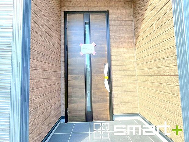 ~お住まいの顔「玄関」~ ・玄関ドアの上にはもちろん軒がございますので、雨の日でも濡れずに鍵の開閉が可能です。 ・鍵は防犯性に優れたディンプルキーを採用。