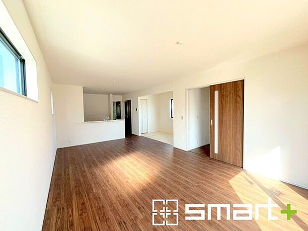 ~ゆとりある広さのLDK~ ・穏やかな陽だまりに包まれる居心地の良いLDKは、ご家族が自然と集まる憩いのスペースになりそうですね。 ・4帖分の畳コーナーと合わせて22帖の広々空間に。