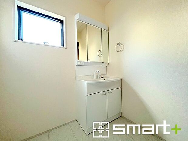 ~明るい洗面スペース~ ・窓から明るい陽が入り、気持ちよく朝の支度ができますね。 ・使い勝手の良い三面鏡タイプのシャワー付き洗面化粧台。鏡の裏に収納があるので洗面台周りもスッキリ。