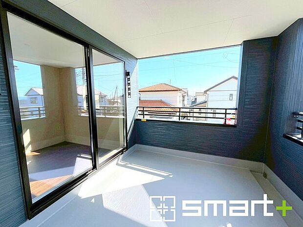 ~屋根付きのバルコニー~ ・バルコニーは屋根付きなので急な雨でも安心です。 ・奥行きもあるので洗濯物が干しやすいのも嬉しいポイントですね。