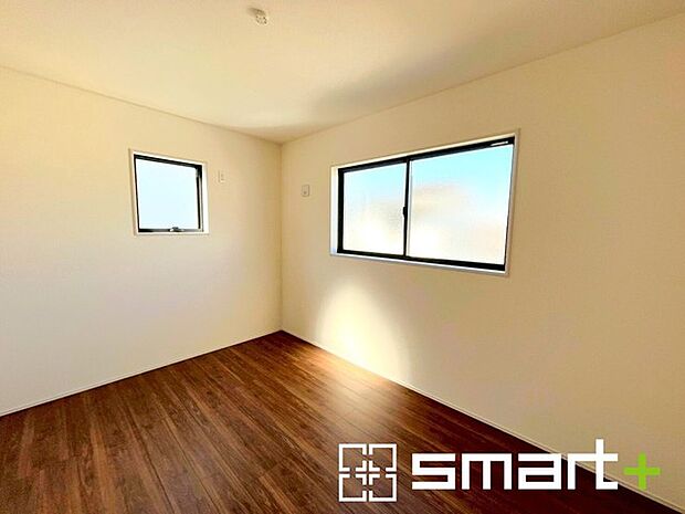 ~2面採光の明るいお部屋~ ・洋室は2面採光とする事で穏やかな陽の入る明るい空間となっております。 ・くつろぎのプライベート時間を明るい空間で穏やかにお過ごしいただけます。