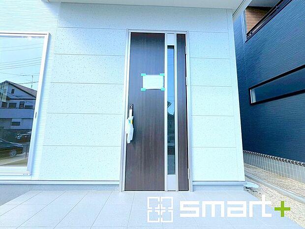 ~デザイン性に優れた玄関~ ・スタイリッシュなデザインの玄関ドアを採用する事でお住まいの「顔」の印象が大きく変わります。 ・毎日帰宅した際に嬉しくなる仕様です。