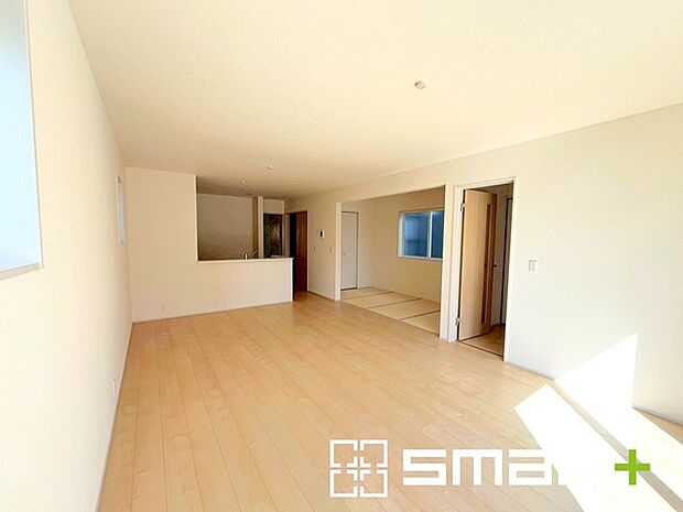 ~ゆとりある広さのLDK~ ・穏やかな陽だまりに包まれる居心地の良いLDKは、ご家族が自然と集まる憩いのスペースになりそうですね。 ・4帖分の畳コーナーと合わせて22帖の広々空間に。