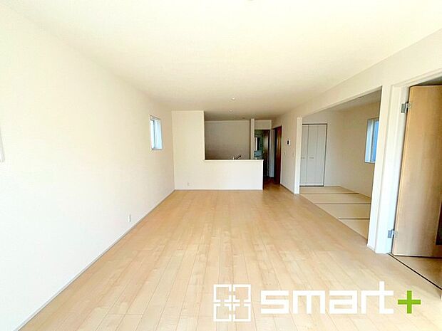 ~穏やかな陽の入るLDK~ ・大きな窓のあるLDKは陽当りも良好で明るい空間となっております。 ・ご家族団らんなど過ごす時間の多いLDKが明るいのは嬉しいポイントですね。