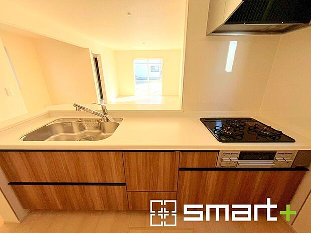 ~人気のカウンターキッチン~ ・キッチンには余計な柱が無いので、リビングが見渡せ開放感のある造りとなっております。 ・蛇口には浄水器が内蔵されるなど機能面でも優れたキッチンです。