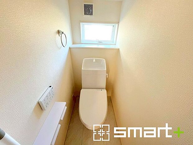 ~小窓付きの明るいトイレ~ ・使用後や掃除の際には新鮮な空気を取り込み換気ができます。 ・背面のスペースにちょっとした棚を設置すれば、トイレットペーパーのストックなども置けますね。