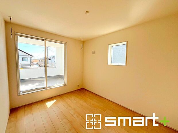 ~明るく暖かな光が差し込む洋室~ ・大きな窓からたっぷりの光が舞い込み、お部屋全体を優しく包み込んでくれます。 ・大容量の収納スペースで整理整頓しやすく、生活空間が広がりますね。