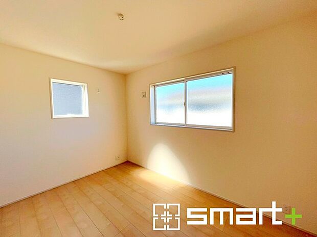 ~2面採光の明るいお部屋~ ・洋室は2面採光とする事で穏やかな陽の入る明るい空間となっております。 ・くつろぎのプライベート時間を明るい空間で穏やかにお過ごしいただけます。