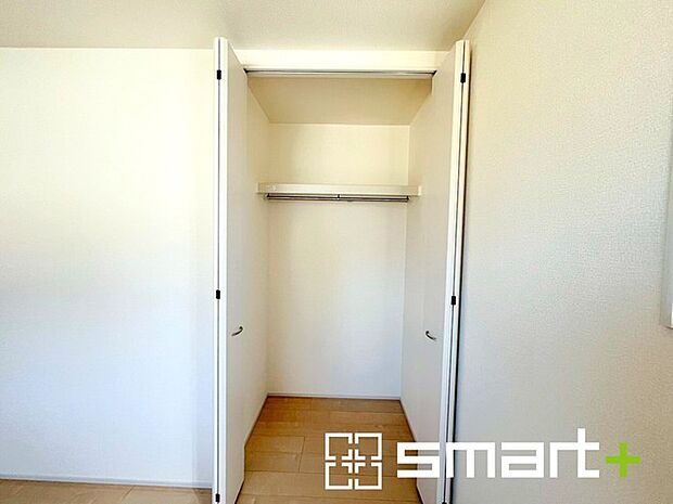 ~収納豊富な洋室~ ・各居室に備え付けの収納をご用意。タンスなどを置く場合と比べ出っ張らないので部屋の中を有効のご活用いただけます。 ・収納の広さなどぜひ現地でご確認くださいませ。