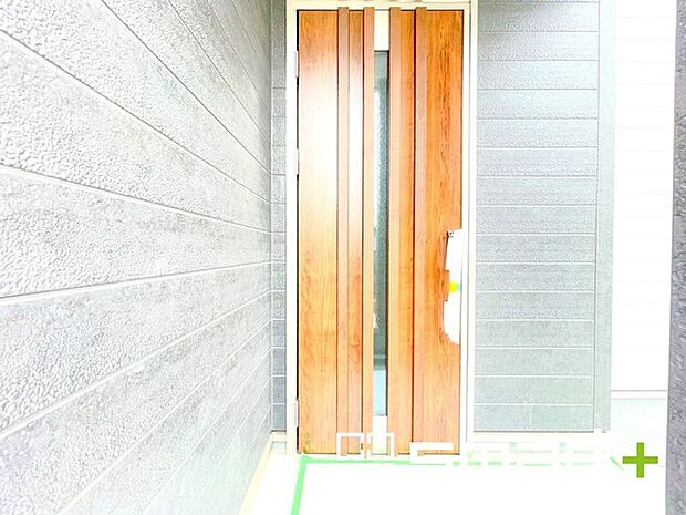 ~お住まいの顔「玄関」~ ・木のぬくもりを感じる木目調の玄関ドアを採用する事でお住まいの「顔」の印象が大きく変わりますね。 ・毎日帰宅した際に嬉しくなる仕様です。