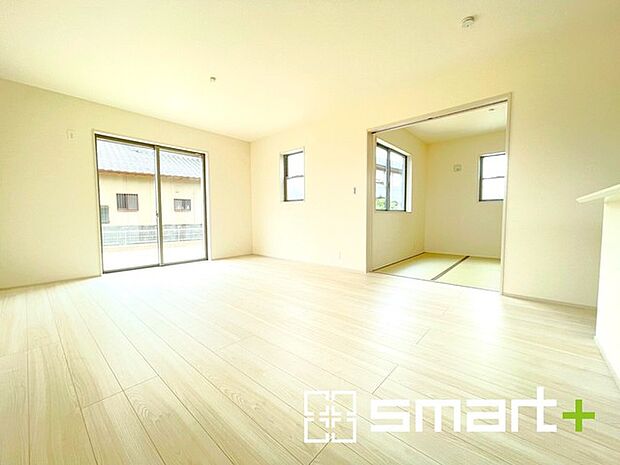 ~穏やかな陽の入るLDK~ ・大きな窓のあるLDKは陽当りも良好で明るい空間となっております。 ・ご家族団らんなど過ごす時間の多いLDKが明るいのは嬉しいポイントですね。