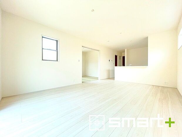 ~家族団らんにピッタリの広々リビング~ ・自然の光が降り注ぐ明るいLDKは家族団らんにピッタリ。 ・隣接の和室を続き間として利用すれば21帖の広々空間になります。