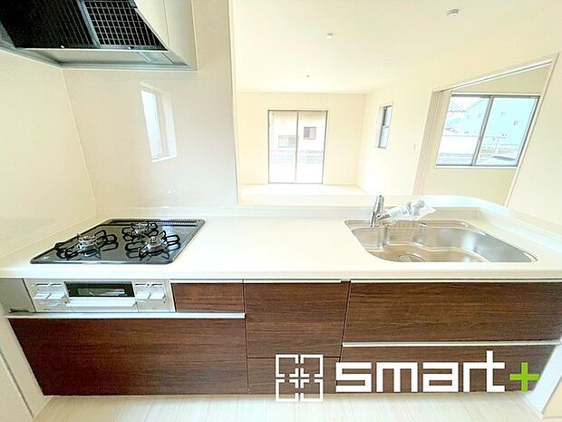 ~人気のカウンターキッチン~ ・キッチンには余計な柱が無いので、リビングが見渡せ開放感のある造りとなっております。 ・蛇口には浄水器が内蔵されるなど機能面でも優れたキッチンです。