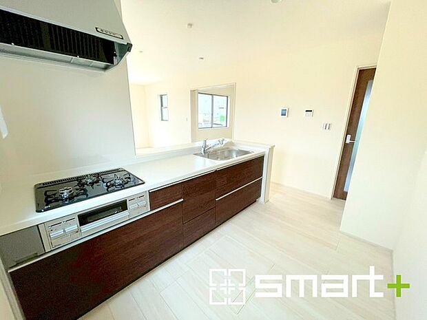 ~使い勝手の良いシステムキッチン~ ・料理がしやすい設計のキッチンでお料理もはかどりますね。 ・もちろんキッチン下部は収納になっておりますので、フライパンなども収納可能です。